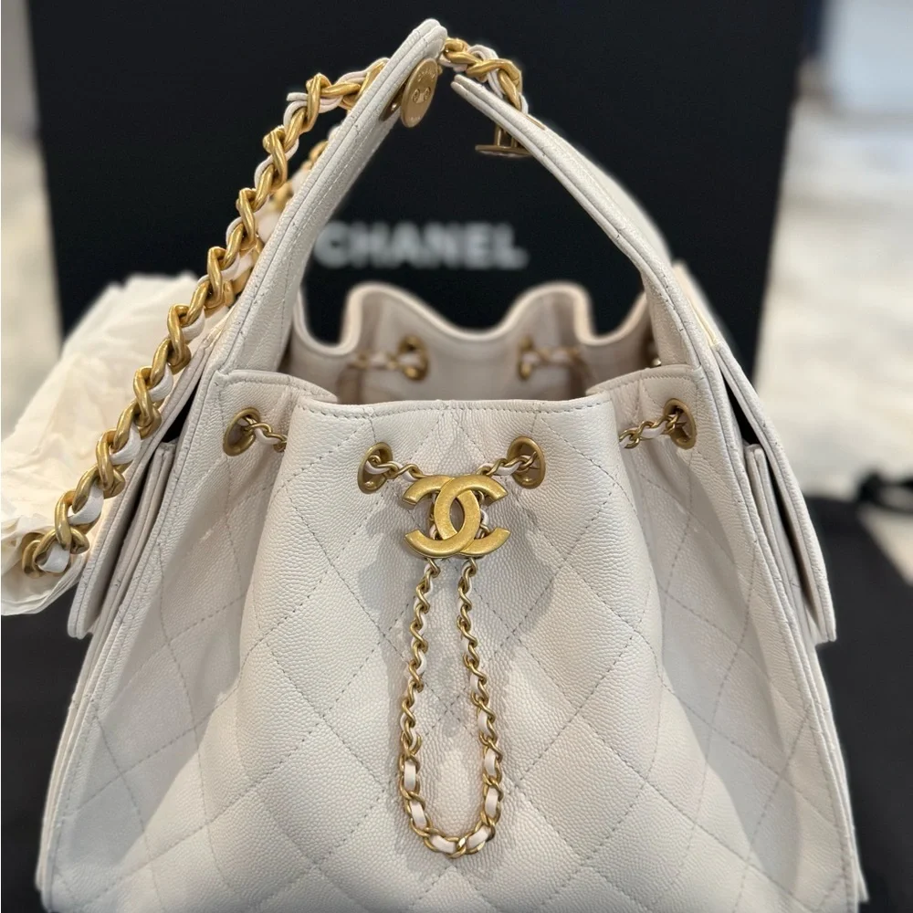 CHANEL 25 Small Handbag in Grained Calfskin & Gold-Tone Metal White - Picture 8 of 9